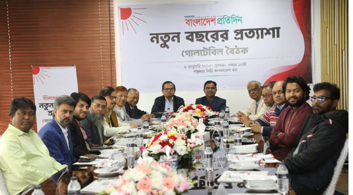 ড. ইউনূস ক্রিকেট প্লেয়ার কিন্তু ফুটবল খেলতে নেমেছেন: মান্না
